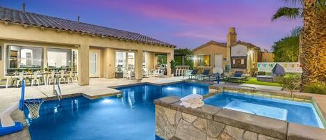 حمّام سباحة مُدفَّأ