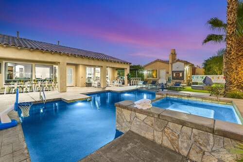 Azul: Pool, Spa, Fire Pit and Pickle Ball Court!