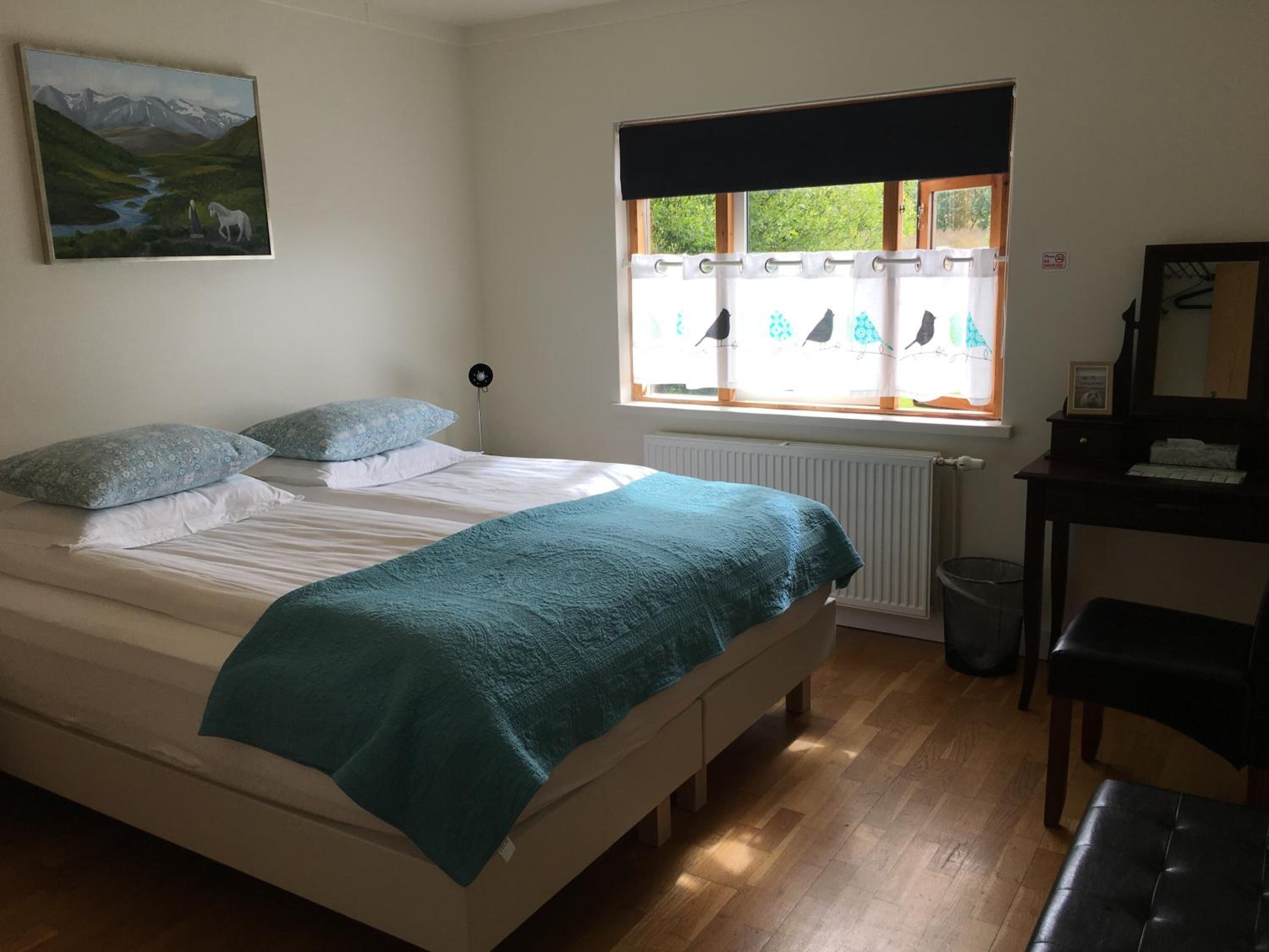 Hypo-allergenic bedding, desk, blackout drapes, free WiFi