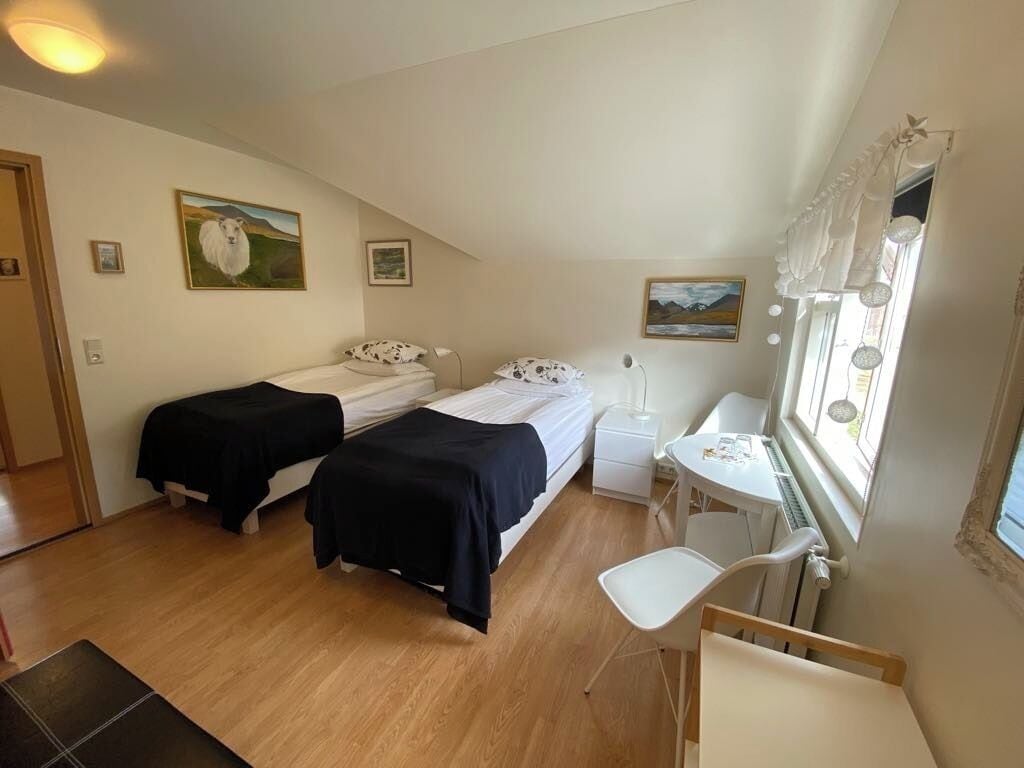 基本雙人或雙床房, 私人浴室 | 低過敏寢具、書桌、遮光布/窗簾、免費無線上網