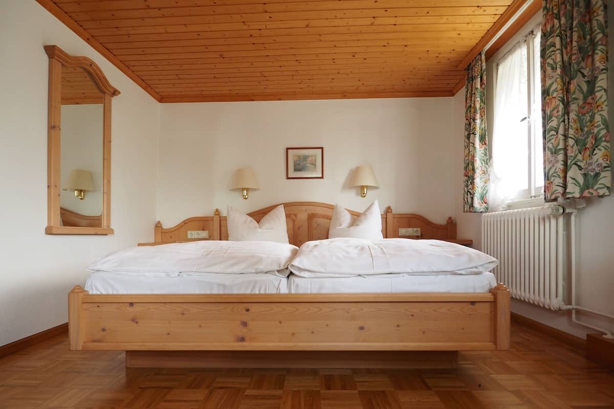 Căn hộ (Ferienwohnung 4) | 1 phòng ngủ, bộ đồ giường cao cấp, bàn, màn/rèm cản sáng