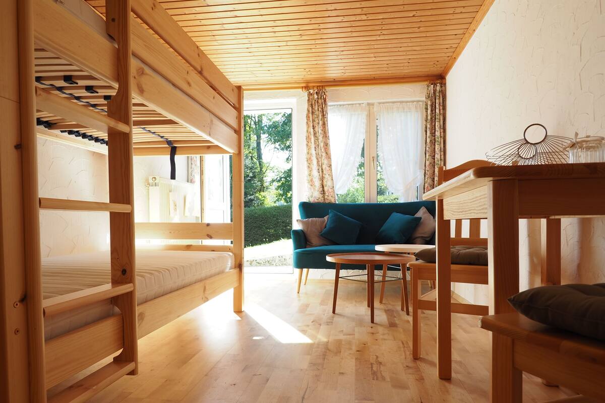 Căn hộ (Ferienwohnung 2) | 1 phòng ngủ, bộ đồ giường cao cấp, bàn, màn/rèm cản sáng