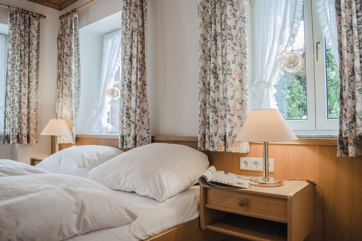 Appartement (Ferienwohnung 1) | 1 chambre, literie de qualité, bureau, rideaux d’obscurcissement