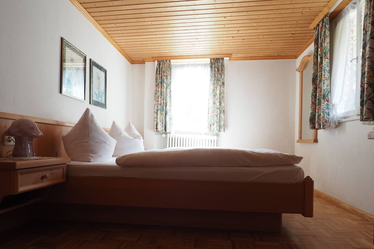 Căn hộ (Ferienwohnung 5) | 1 phòng ngủ, bộ đồ giường cao cấp, bàn, màn/rèm cản sáng