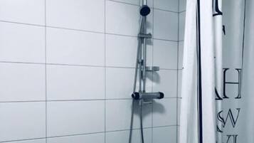 Dusch, gratis toalettartiklar, hÄrtork och handdukar