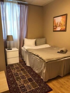 Desk, laptop workspace, soundproofing, free WiFi