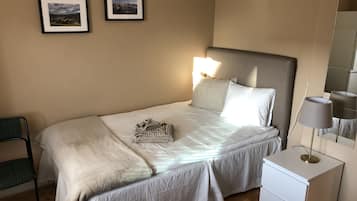 Desk, laptop workspace, soundproofing, free WiFi