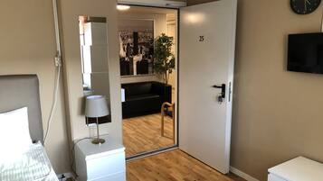 Habitación individual económica | Escritorio y espacio para trabajar con un portátil