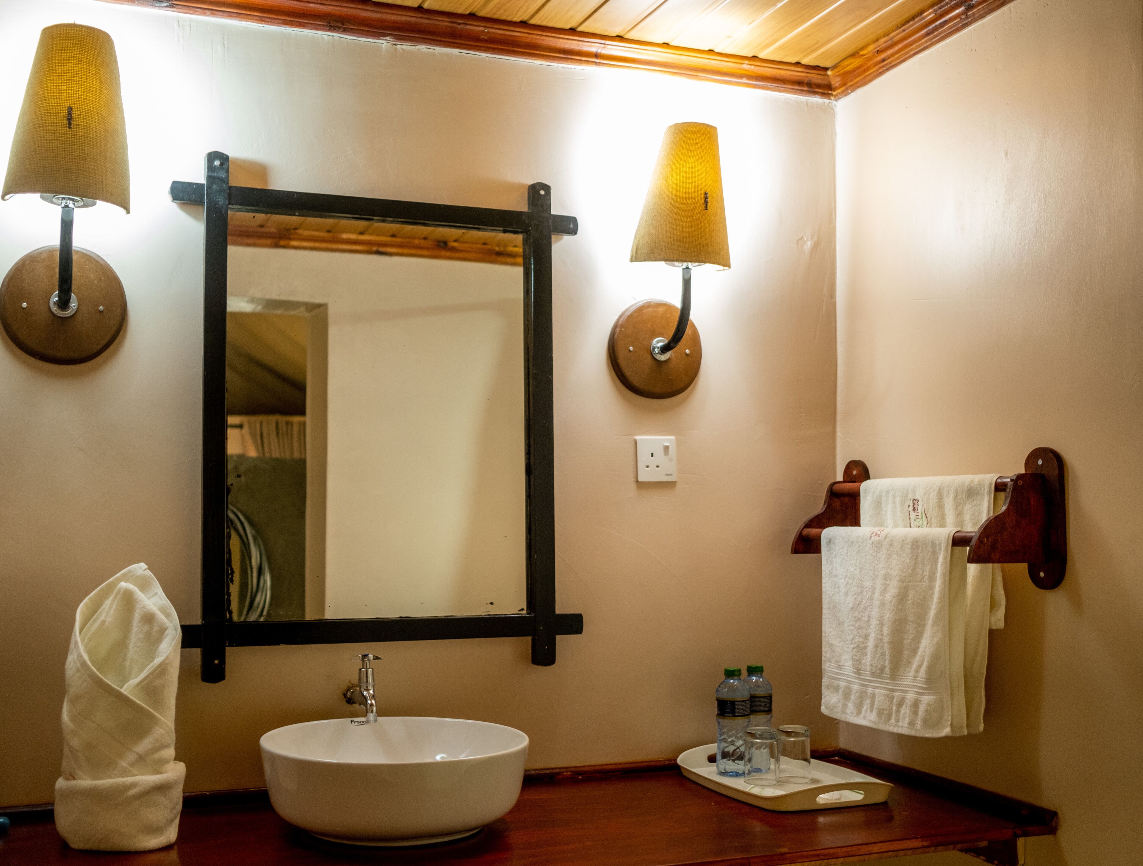 Pancuran mandi, tuala disediakan 