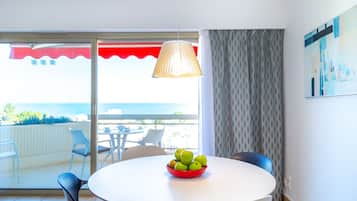 Premium appartement, 1 slaapkamer, uitzicht op zee | Dineren in de kamer