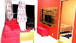 Rumah Basic, 2 Tempat Tidur Double, Bebas Asap Rokok, pemandangan kolam renang | Ruang keluarga