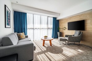 Maisonnette, 1 queensize bed met slaapbank, uitzicht op zee | Woonruimte | Een 42-inch flatscreentelevisie met kabelzenders