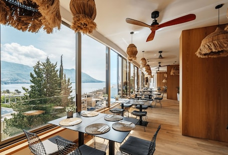 Se sirven desayunos y cocina mediterránea, con vista al jardín . Hotel Harmonia by Dukley