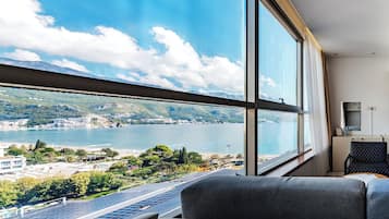 Luxury-Suite, Meerblick | Minibar, Zimmersafe, individuell eingerichtet, Schreibtisch