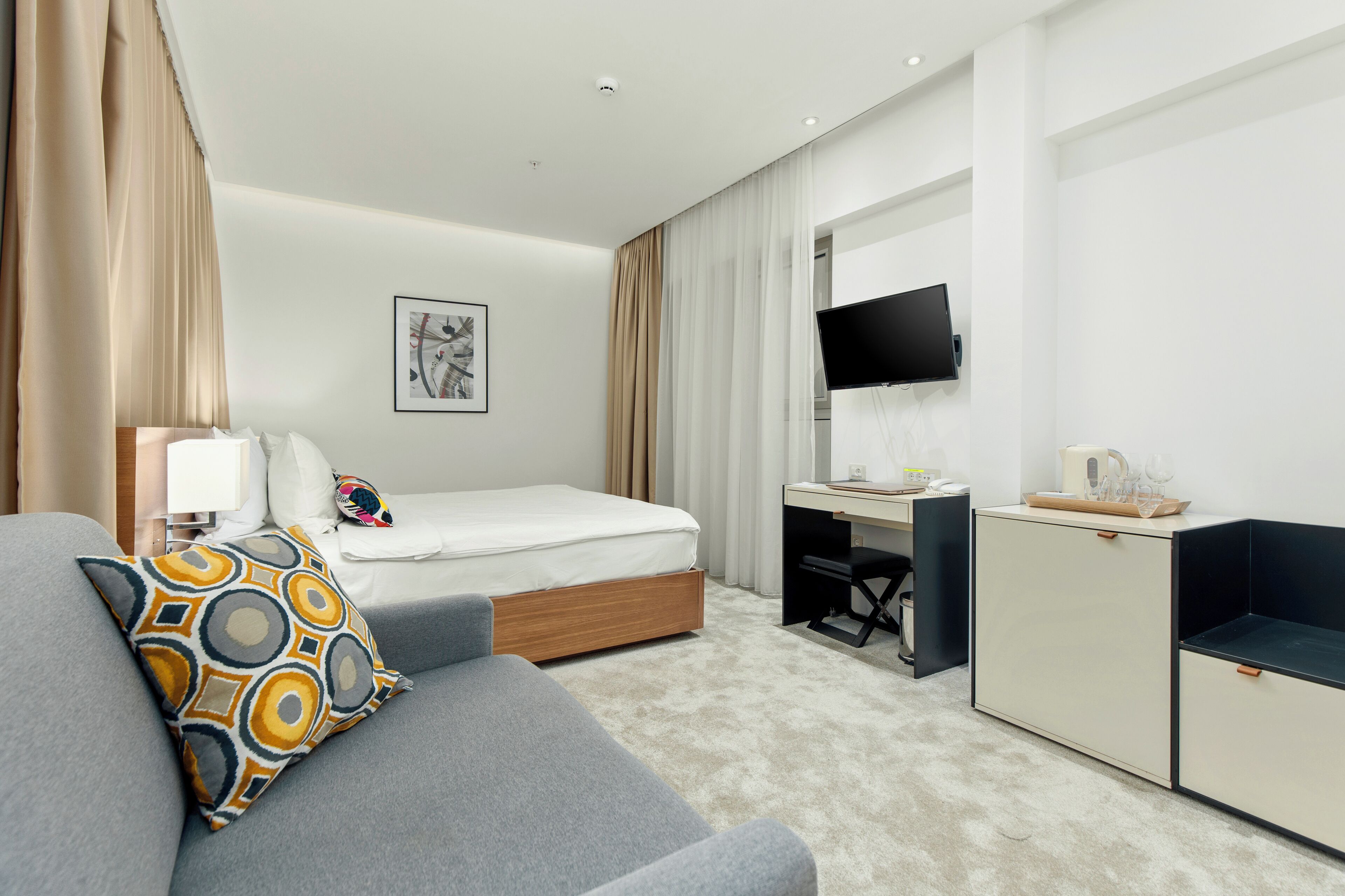 Standard Room, 1 Queen Bed, Courtyard View | Minibar, in-room safe, individually furnished, desk