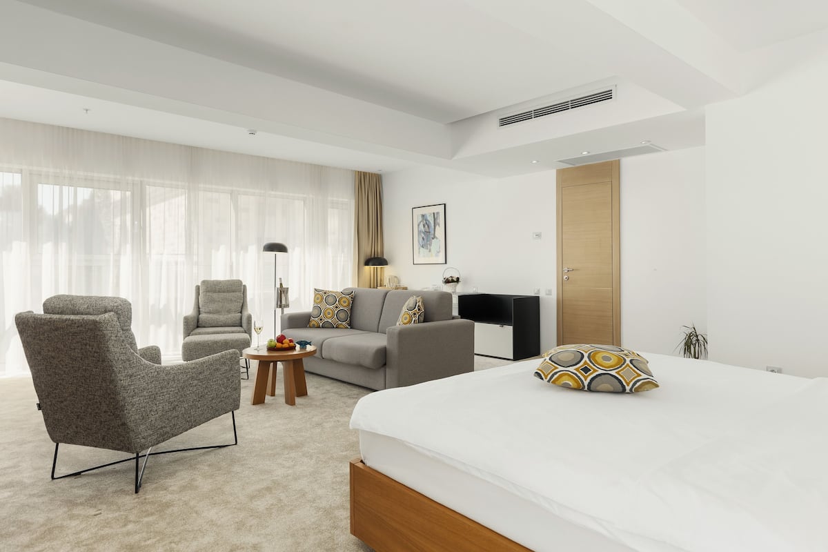 Comfort Suite, Balcony, Partial Sea View | 1 bedroom, minibar, in-room safe, individually furnished