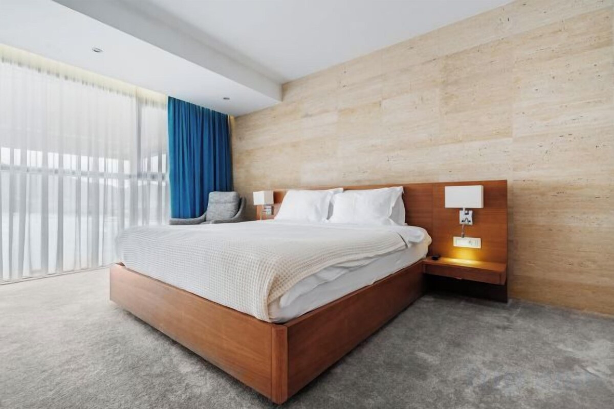 Minibar, caja de seguridad en la habitación y escritorio 