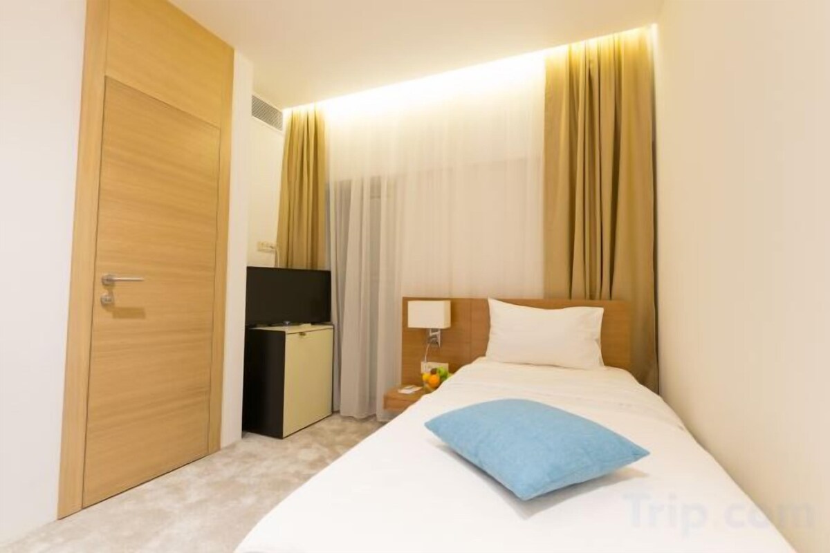 Minibar, caja de seguridad en la habitación y escritorio 