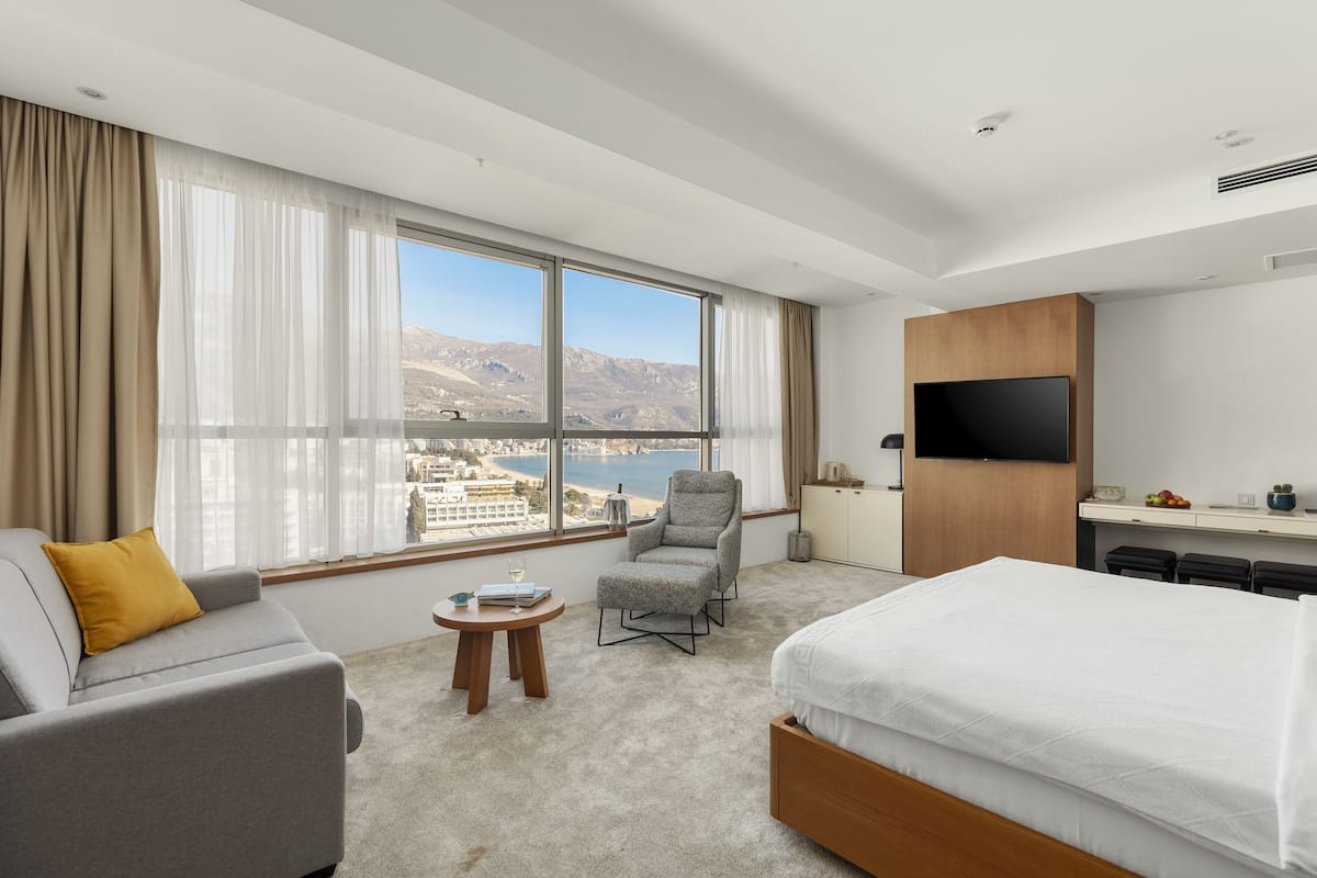 luxury suite, sea view | 1 bedroom, minibar, in-room safe, individually furnished