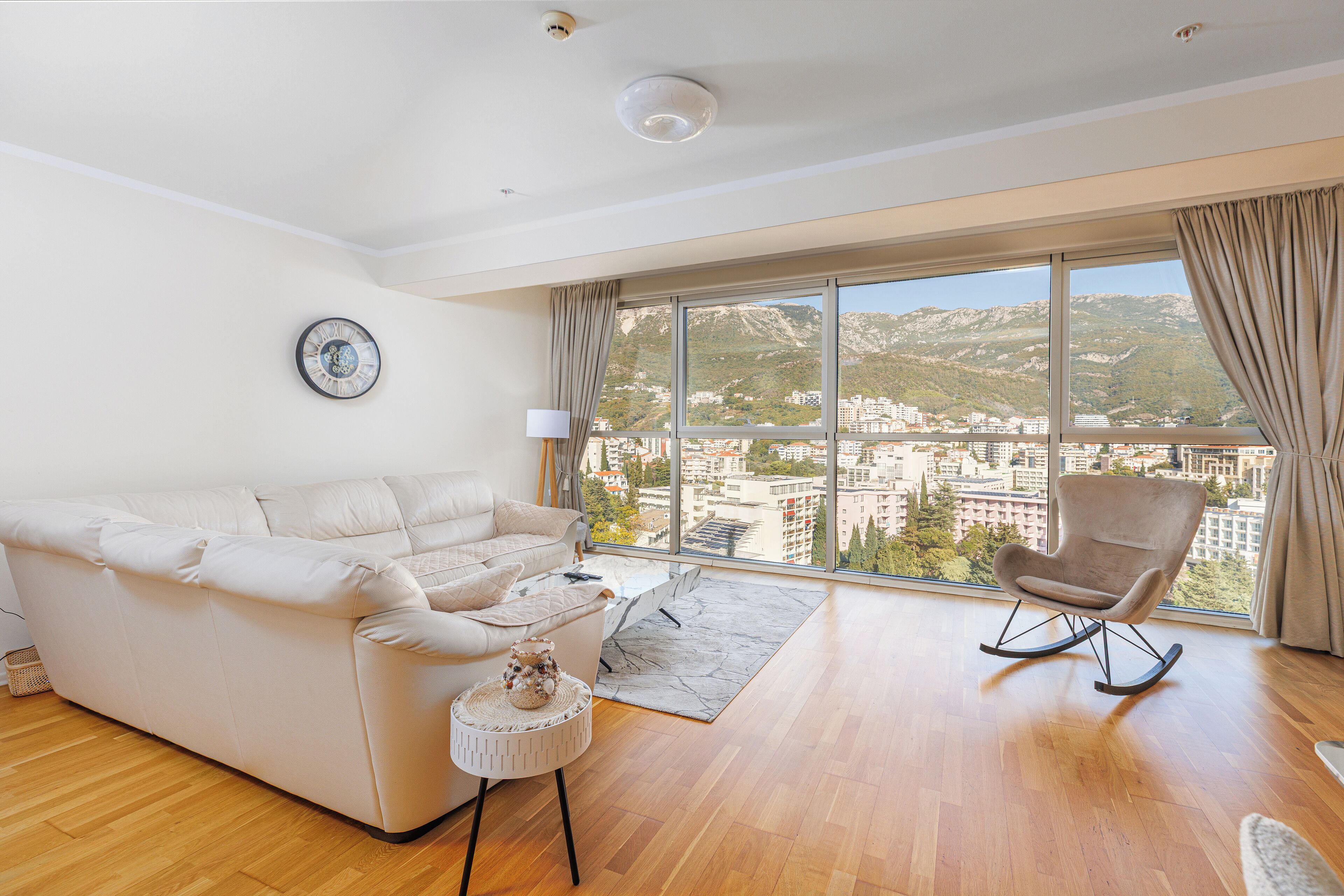 Departamento Confort, 1 habitación, vista al mar | Área de sala de estar | Televisión de pantalla plana de 42 pulgadas con canales por cable 