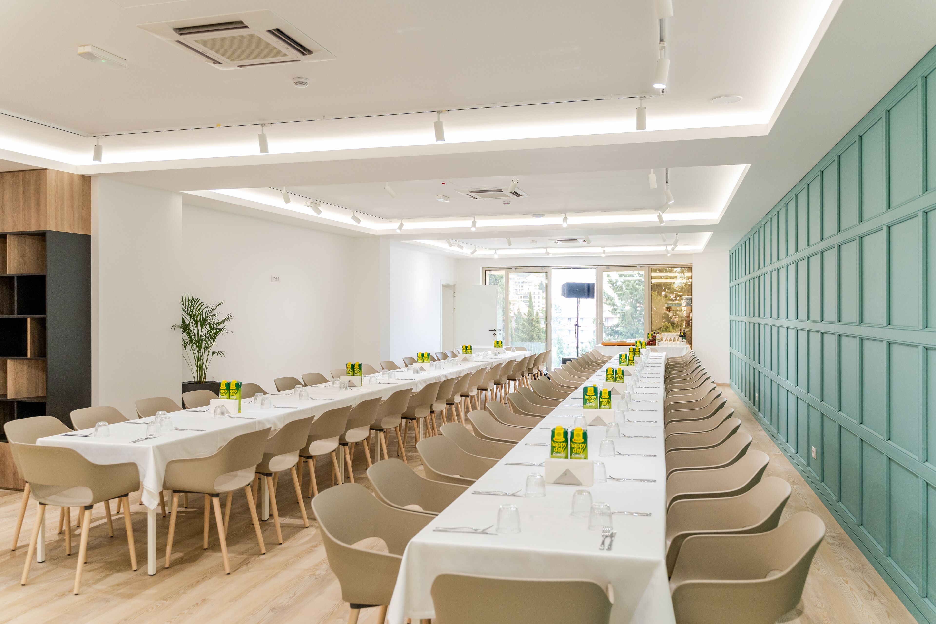 2 restaurants, breakfast, lunch, dinner served; mediterranean cuisine