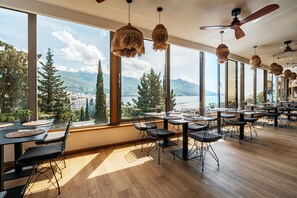 3 restaurantes, café da manhã, culinária mediterrânea