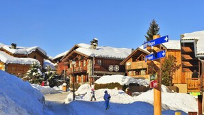 A wooden building with a sign indicating 'Villages' and 'Premet'. - VVF La Plagne Montchavin Paradiski (La Plagne-Tarentaise)
