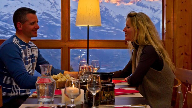 A dining table with a mountain view, a lamp, and various dishes and glasses. - VVF La Plagne Montchavin Paradiski (La Plagne-Tarentaise)