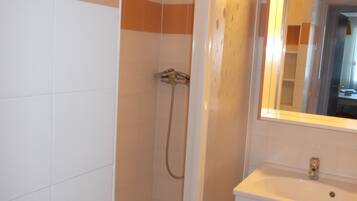 Regadera, regadera tipo lluvia, toallas