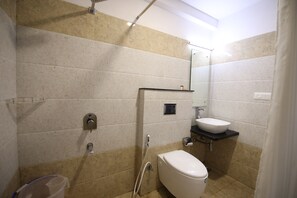 Habitación Deluxe, 1 cama doble, accesible para personas con discapacidad, no fumadores | Baño | Ducha y toallas