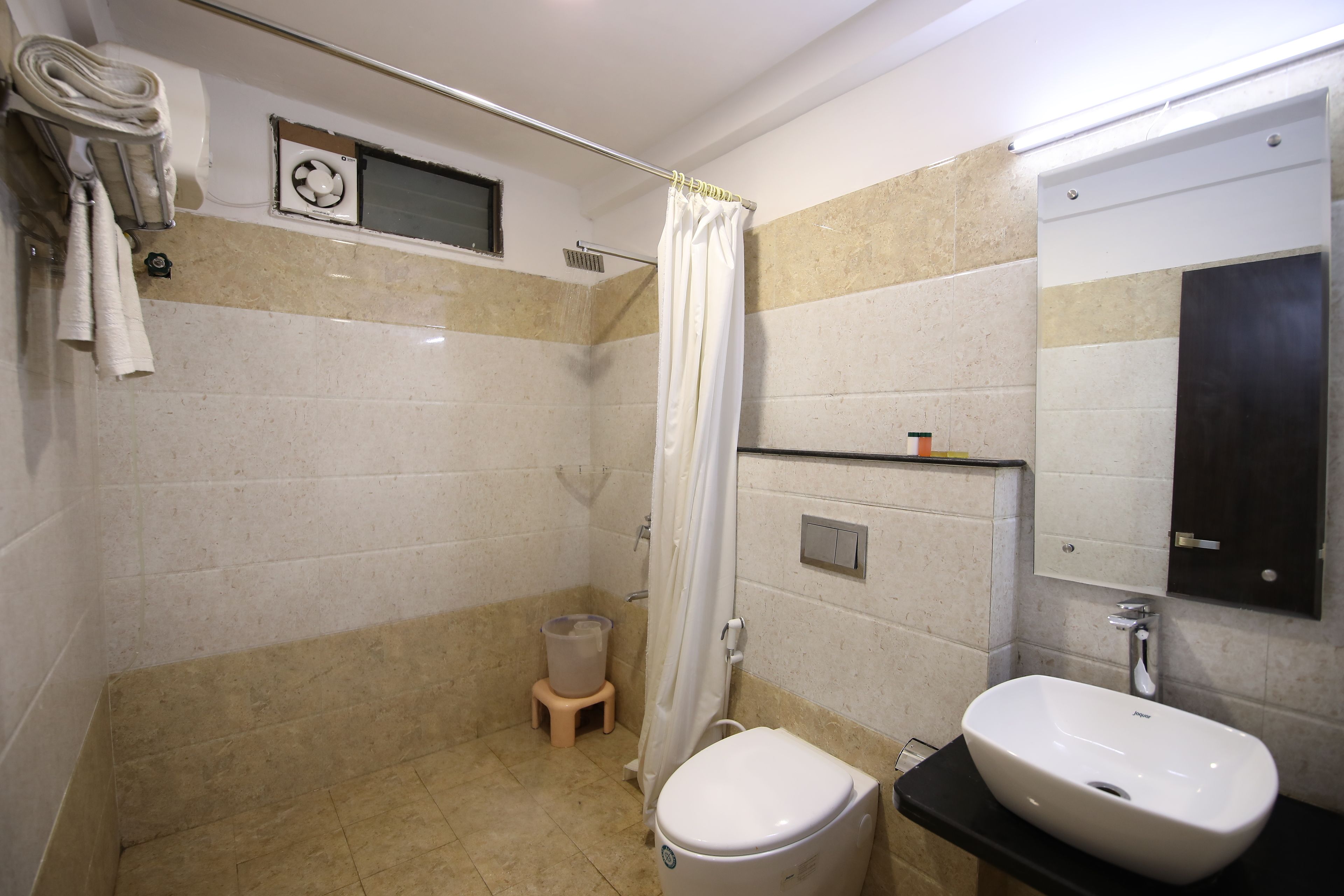 Deluxe Room, 1 Double Bed, Accessible, Non Smoking | Bathroom | Shower, towels
