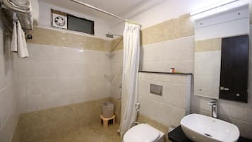 Deluxe Room, 1 Double Bed, Accessible, Non Smoking | Bathroom | Shower, towels