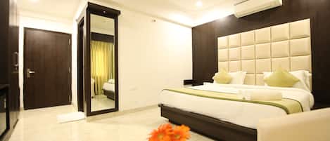 Deluxe Room, 1 Double Bed, Accessible, Non Smoking | Desk, iron/ironing board, bed sheets