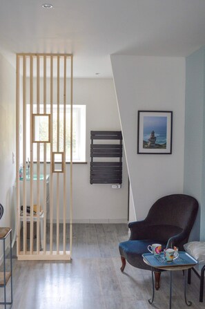 Deluxe Double Room, 1 Queen Bed, Private Bathroom, Courtyard View | Living area | Flat-screen TV - Mont Voyageur (Sains)