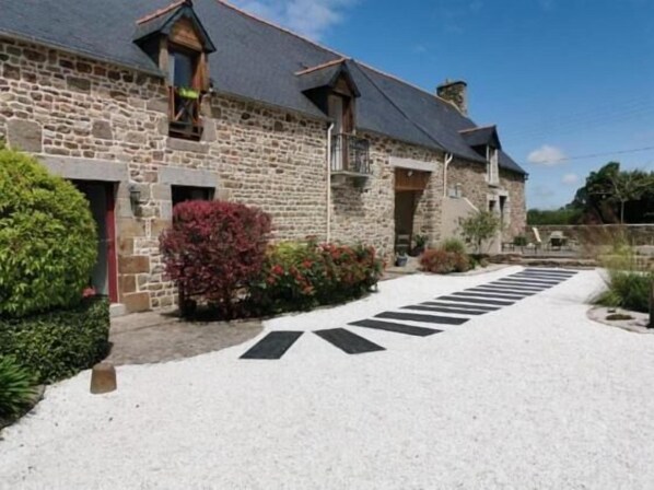 Exterior - Mont Voyageur (Sains)