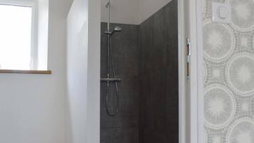 Deluxe Quadruple Room, Multiple Beds, Private Bathroom, Courtyard View | Bathroom shower