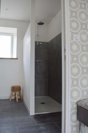 Bathroom shower - Mont Voyageur (Sains)