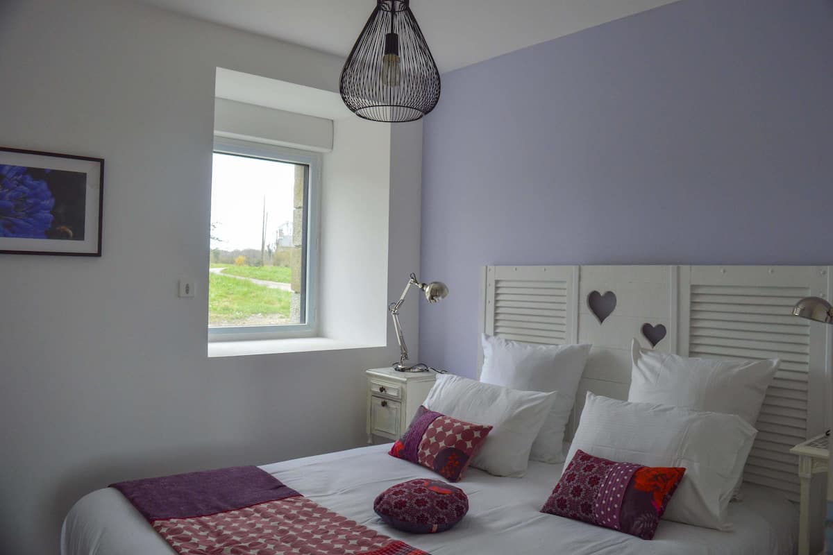Deluxe vierpersoonskamer, meerdere bedden, privébadkamer, uitzicht op binnenplaats | Luxe beddengoed, Select Comfort-bedden, individueel gedecoreerd