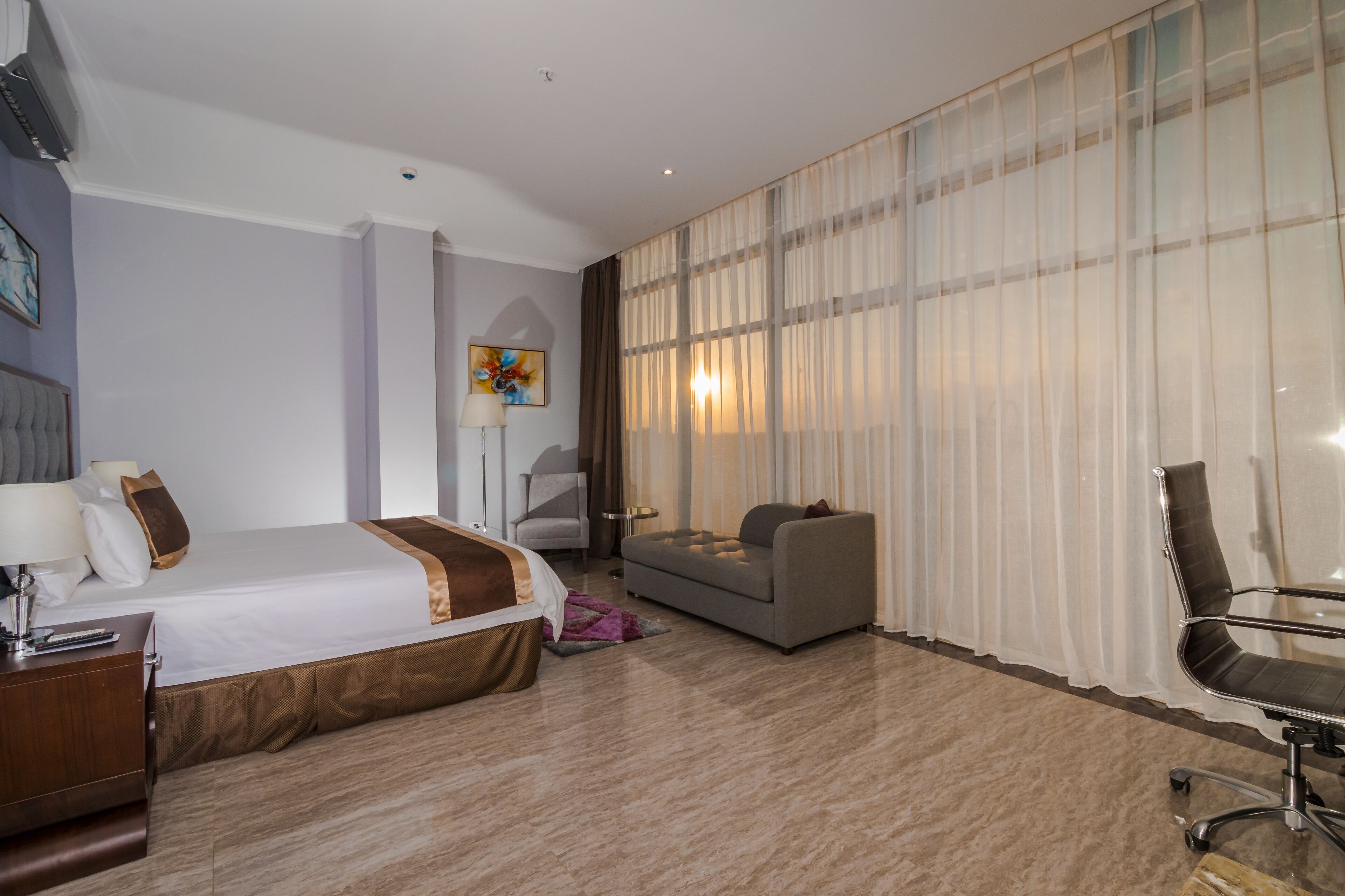royal suite, 1 king bed, non smoking | in-room safe, desk, blackout curtains, iron/ironing board