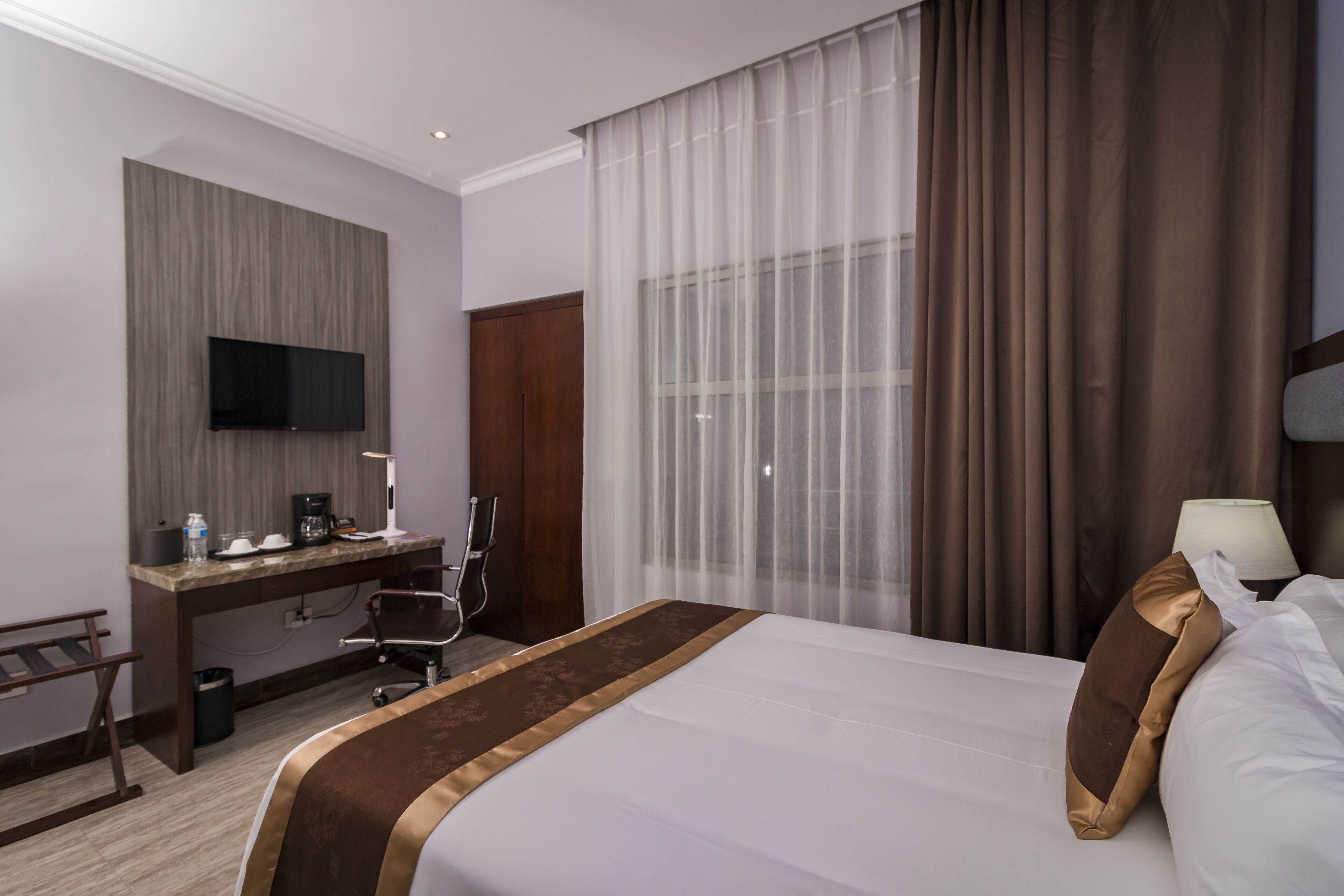 business room, 1 queen bed, non smoking | in-room safe, desk, blackout curtains, iron/ironing board