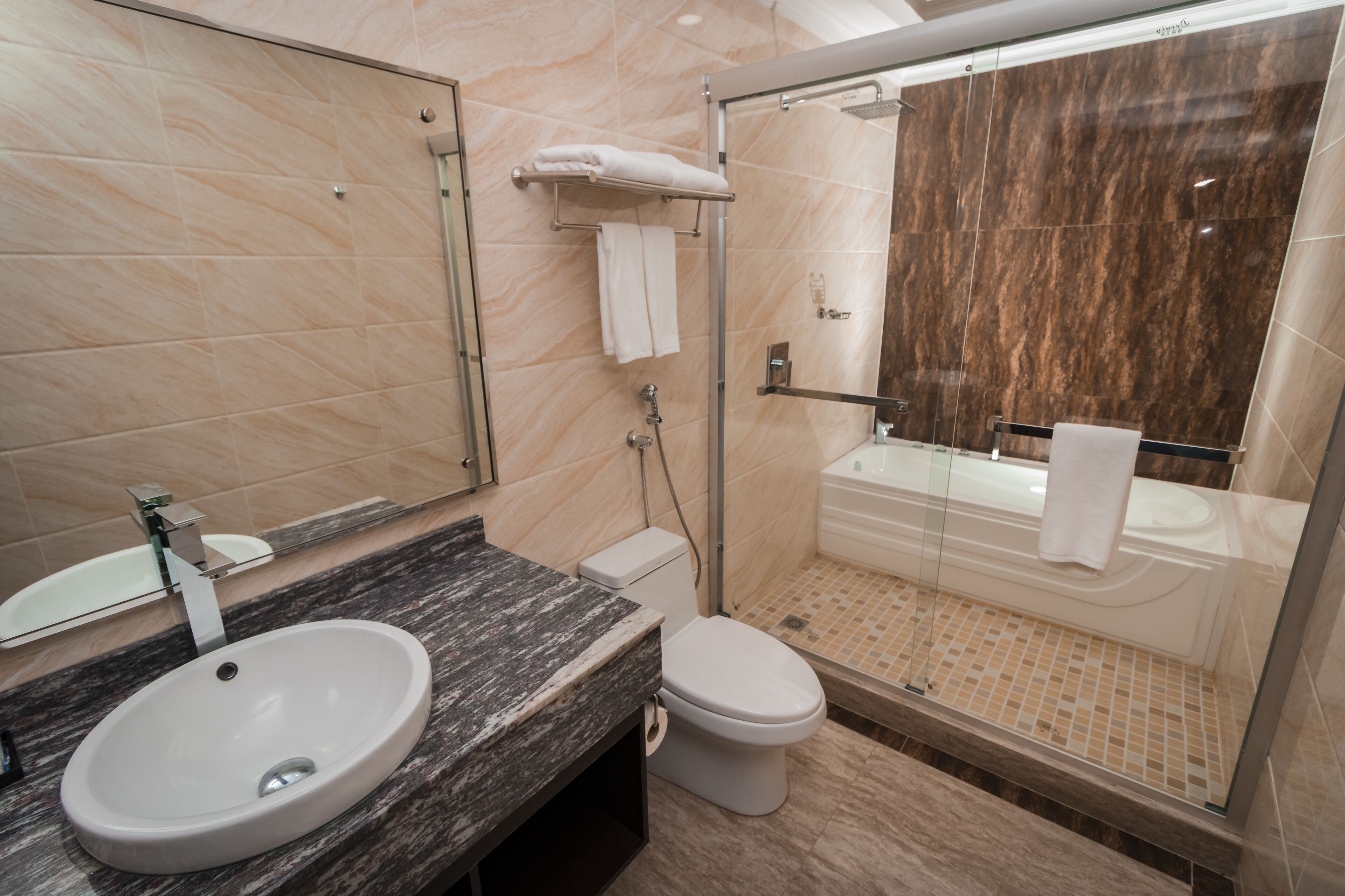 royal suite, 1 king bed, non smoking | bathroom | free toiletries, hair dryer, towels