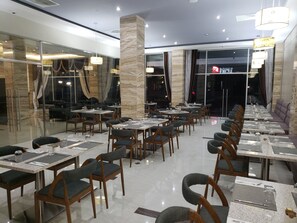 朝食、ランチ、ディナーに営業 (多国籍料理)