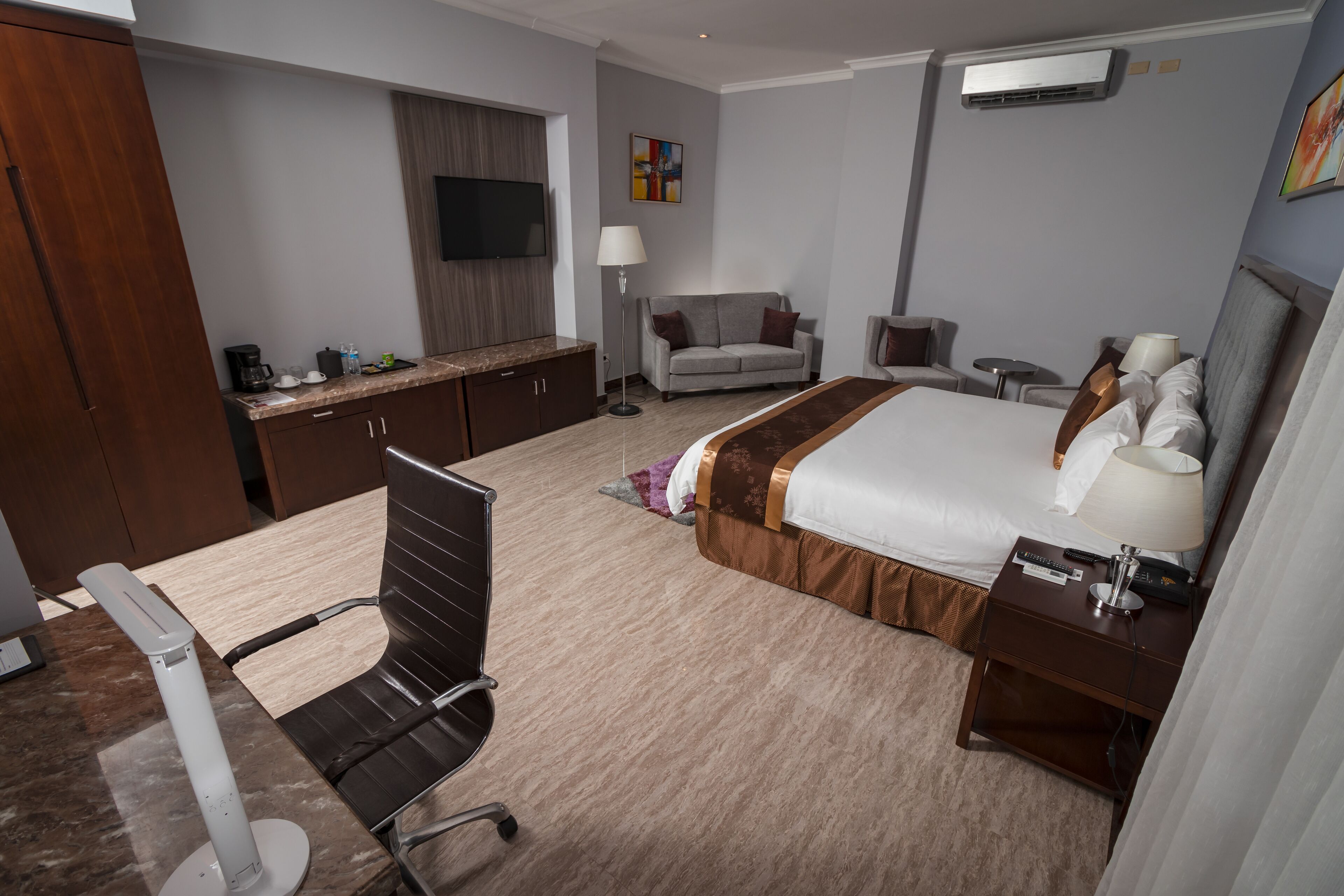 royal room, 1 king bed, non smoking | in-room safe, desk, blackout curtains, iron/ironing board