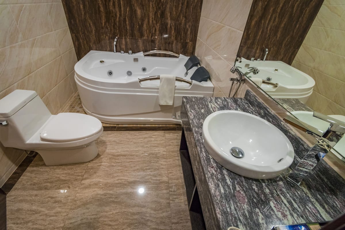 royal room, 1 king bed, non smoking | bathroom | free toiletries, hair dryer, towels