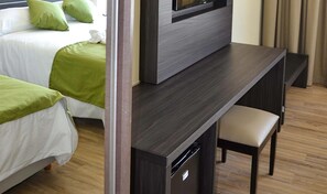 Habitación triple superior, varias camas, no fumadores | Minibar con artículos gratuitos, caja fuerte, escritorio