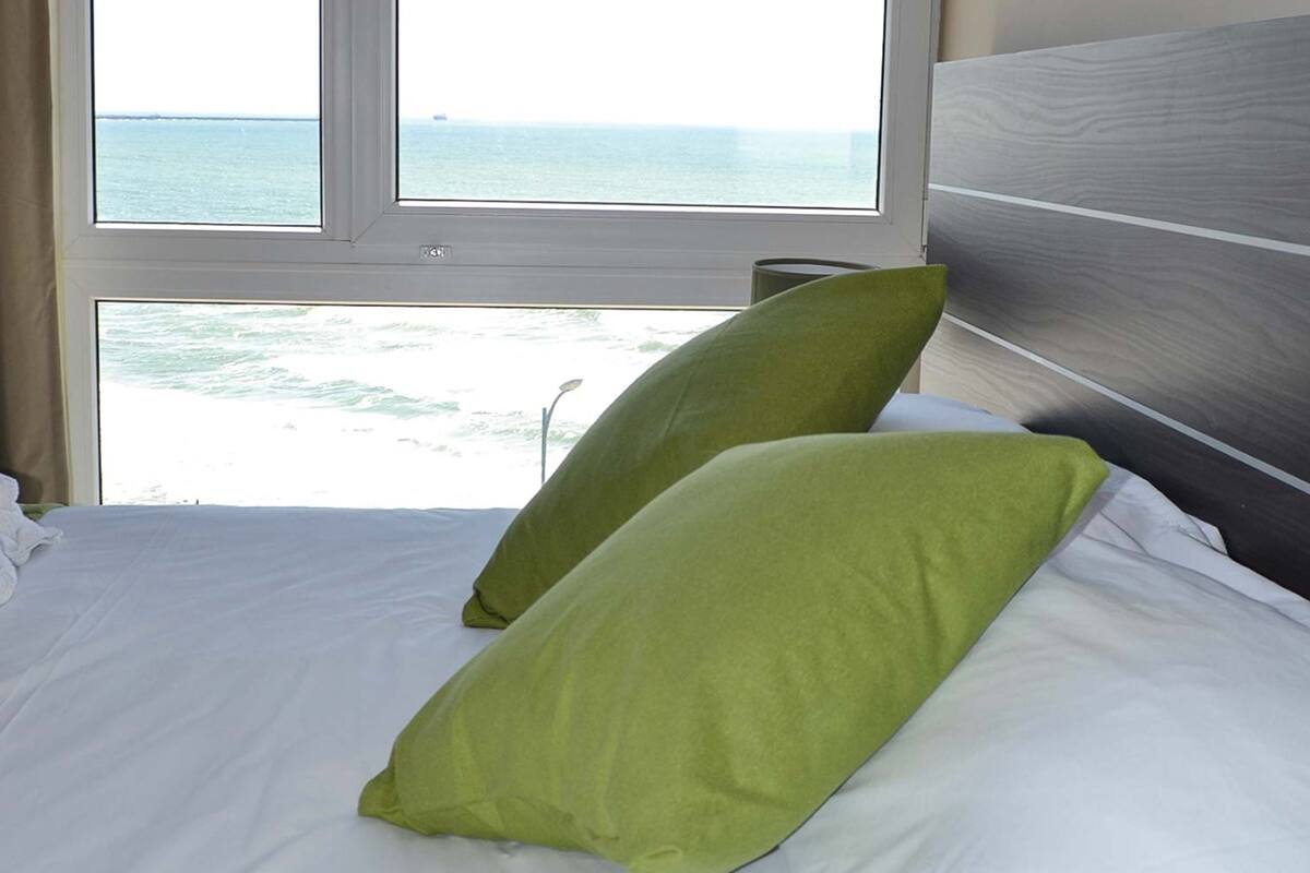 superior double room, 1 queen bed, non smoking | free minibar, in-room safe, desk, soundproofing