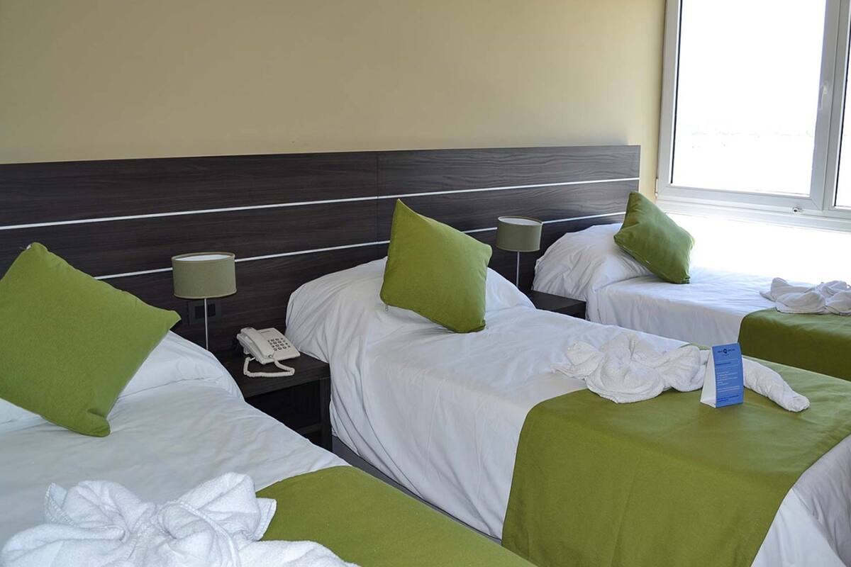 Habitación triple superior, varias camas, para no fumadores | Artículos del minibar gratis y caja de seguridad en la habitación