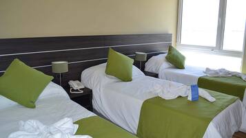 عناصر مجانية داخل الميني بار وخزنة داخل الغرفة ومكتب