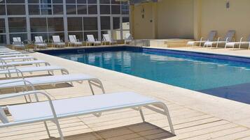 حمّام سباحة خارجي، مظلات على حمّام السباحة، مقاعد للتشمس