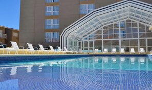 Piscine extérieure, parasols de plage, chaises longues